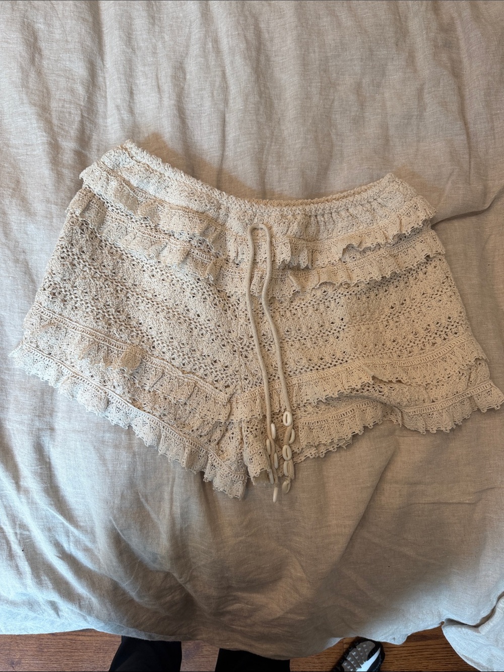 BNWT ZARA Crochet Lace Ruffle Women's Shorts in Cream size m